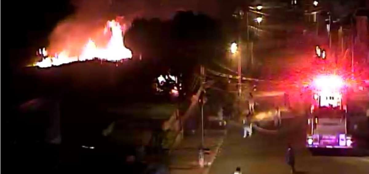 Incendio consume una vivienda en el suburbio de Guayaquil