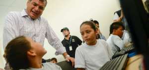 El presidente Rafael Correa durante el recorrido por la UEM Guadalupe Larriva.