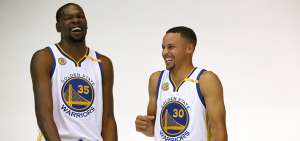 Kevin Durant (i) y Stephen Curry son las figuras de los Golden State Warriors, que defender&aacute;n el t&iacute;tulo obtenido en la temporada pasada. 