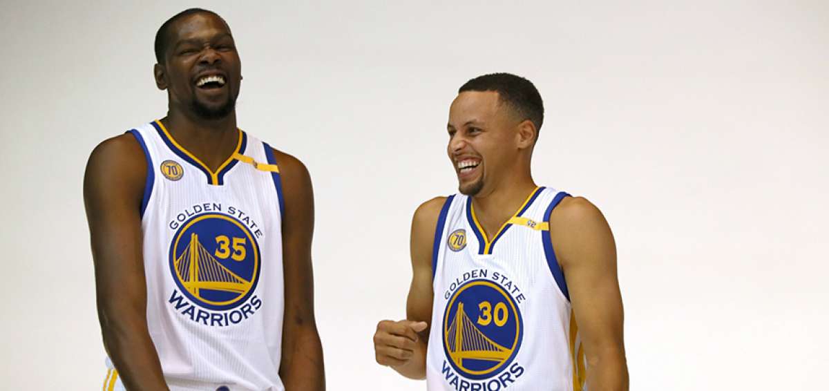 Kevin Durant (i) y Stephen Curry son las figuras de los Golden State Warriors, que defender&aacute;n el t&iacute;tulo obtenido en la temporada pasada. 