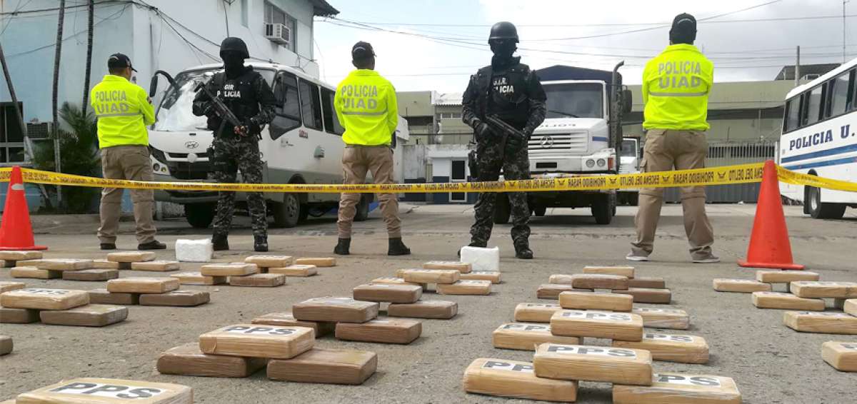 Los bloques con droga encontrados en un predio abandonado fueron mostrados ayer en el patio del Cuartel Modelo, en Guayaquil.