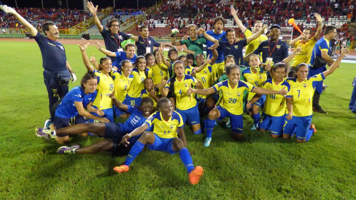 Las ecuatorianas celebraron en el c&eacute;sped del estadio Hasely Crawford de Puerto Espa&ntilde;a (Trinidad y Tobago). Foto: Andr&eacute;s Molina para El Tel&eacute;grafo