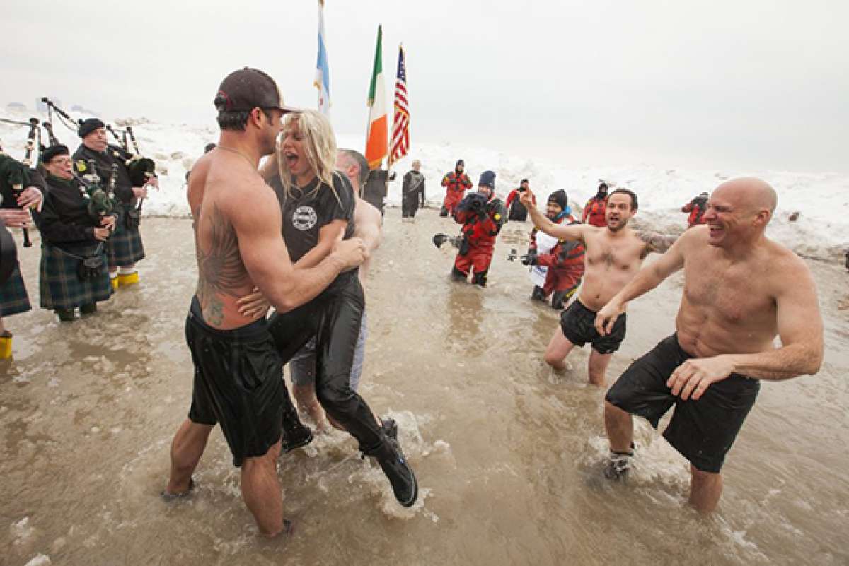 Lady Gaga se ba&ntilde;a en las aguas heladas del lago Michigan (VIDEO)