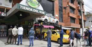 Una de las recomendaciones de las autoridades es que se mantengan distancias de metro y medio en las filas para entrar a los supermercados