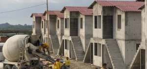 A la entrada de la parroquia San Jos&eacute; de Chamanga, en un terreno que le fue expropiado a N&eacute;stor Cevallos, se construyen viviendas para 500 familias. El proyecto consta de bloques, cada uno de 4 departamentos, que incluyen sala-comedor, 2 dormitorios, ba&ntilde;o y cocina. Estos estar&iacute;an listos para mediados de este a&ntilde;o.  