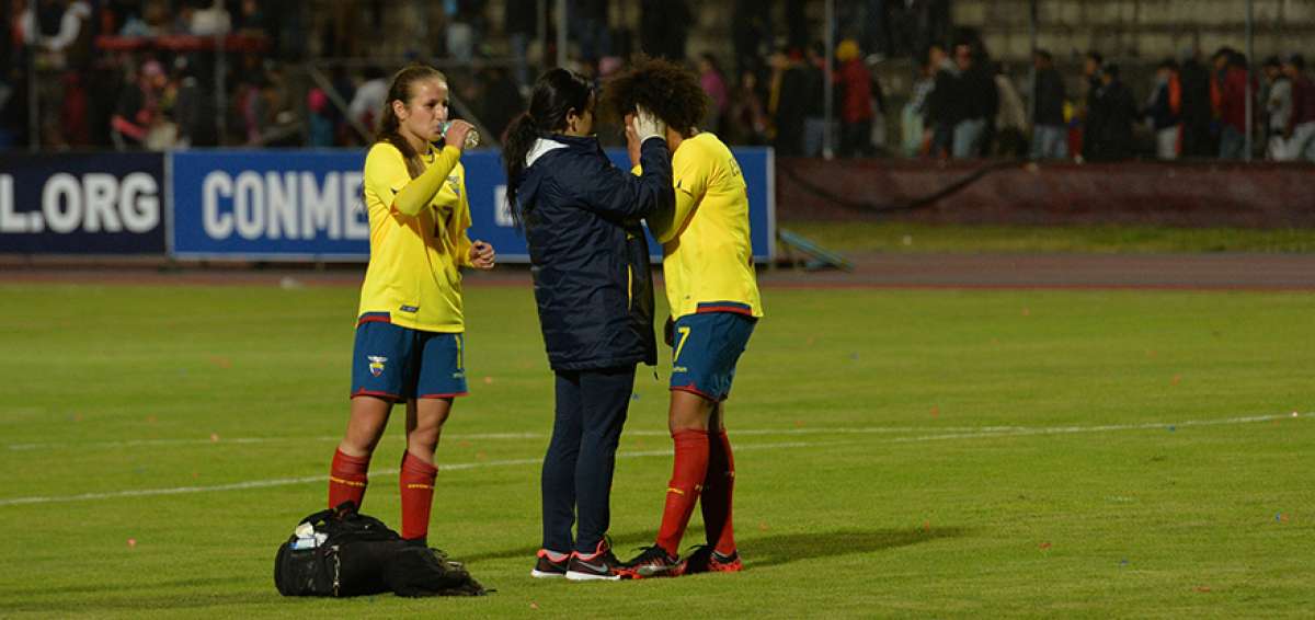 La doctora Wendy Montiel consuela a Joselyn Espinales despu&eacute;s de la derrota de la Tricolor ante Colombia. 