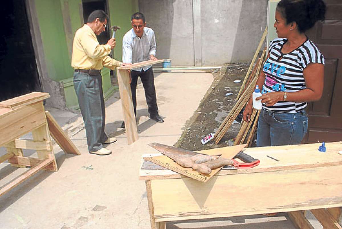 Los pupitres son fabricados por el propio director del establecimiento, seg&uacute;n &eacute;l, por las demoras en la entrega por parte de las autoridades. Foto: Fabricio Cruz / El Tel&eacute;grafo