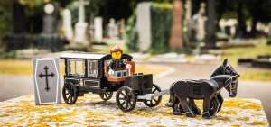 Los mu&ntilde;equitos en miniatura representan a una familia con un pariente fallecido y todo el proceso del sepelio.