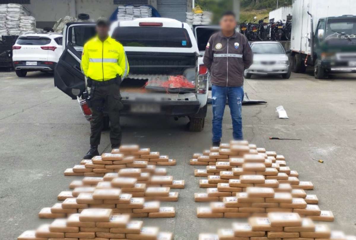 La Policía decomis´po la droga en una camioneta sin ocupoantes en Tulcán.
