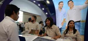 Personal de Vitapro, empresa participante en la exposici&oacute;n internacional, explica a los asistentes las cualidades de la marca Nicovita, destinada a la alimentaci&oacute;n del camar&oacute;n en sus diferentes etapas.