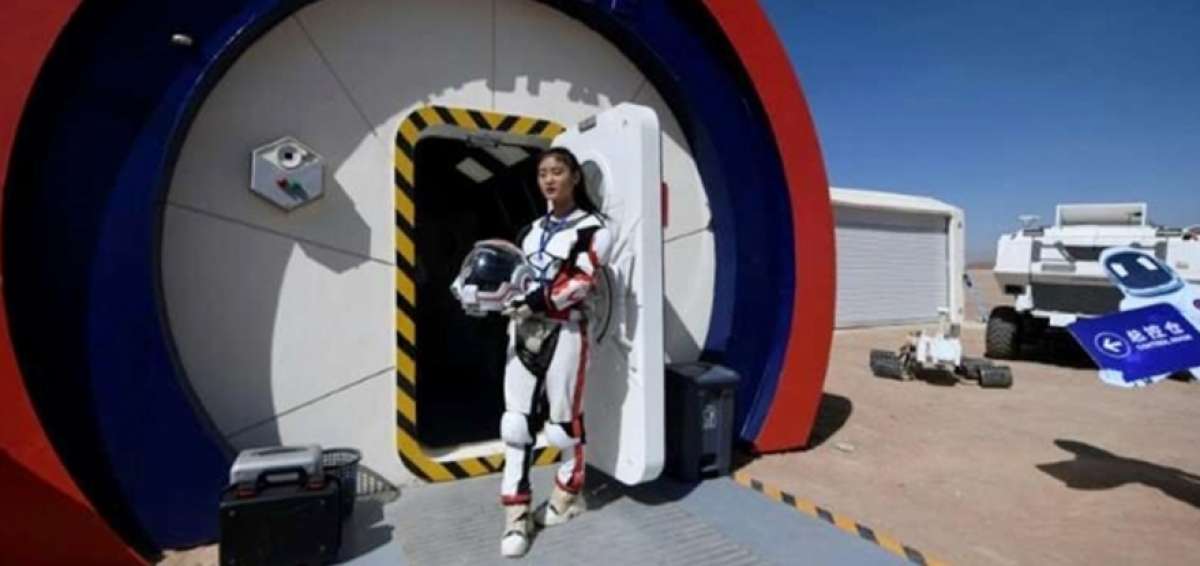 El complejo, construido en el desierto de Gobi, est&aacute; adecuado con c&aacute;psulas  dormitorio y elementos como un m&oacute;dulo espacial y astrom&oacute;viles.