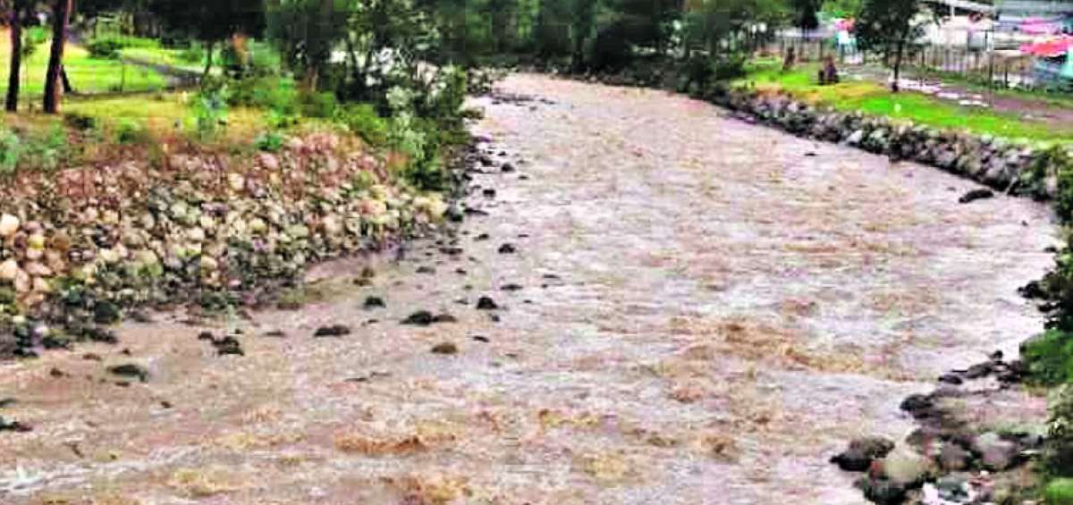 El r&iacute;o Mach&aacute;ngara est&aacute; rodeado de bosques de eucalipto. Cerca de all&iacute; est&aacute; una ciudadela con el nombre del afluente. En invierno crece su caudal.