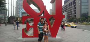 Pilar Gabela, su esposo  Paul Alulema, y su hija Martina Alulema, que naci&oacute; en Taip&eacute;i, durante la beca de ambos. En la foto los tres est&aacute;n en el Distrito Xinyi en la capital de Taiw&aacute;n.