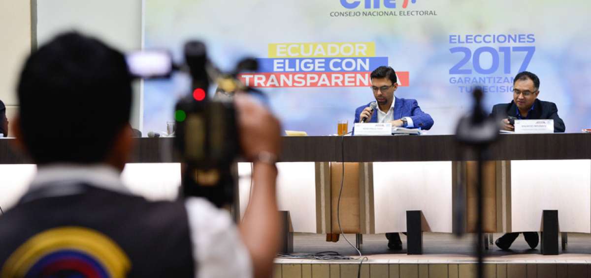 En el pleno del CNE en Guayaquil se present&oacute; una propuesta de papeleta para la consulta.