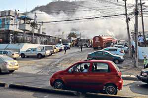 El incendio registrado la tarde del jueves pasado origin&oacute; congestionamientos que se extendieron por aproximadamente una hora en la av. C.J. Arosemena. Foto: William Orellana.