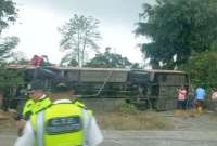 Un autobús que cubría la ruta Quito-Esmeraldas se volcó a la altura de la Independencia. 