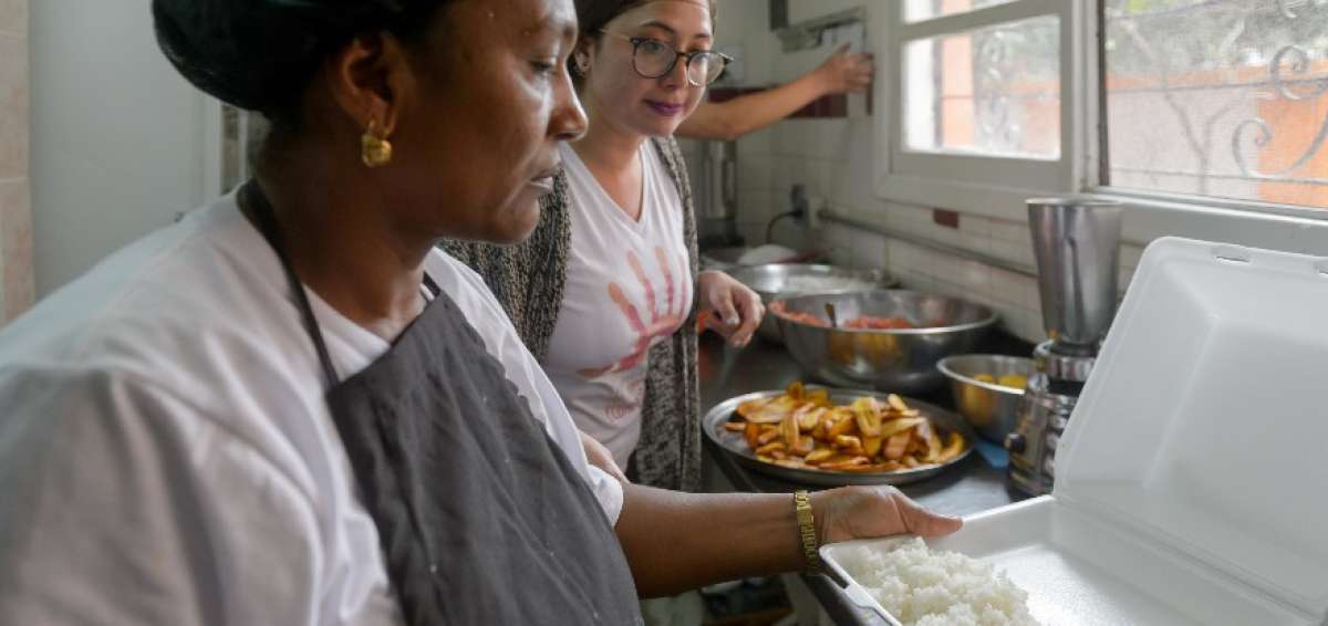 Rosa Qui&ntilde;&oacute;nez y otras emprendedoras reciben respaldo de la Fundaci&oacute;n Apoyando Ecuador. 