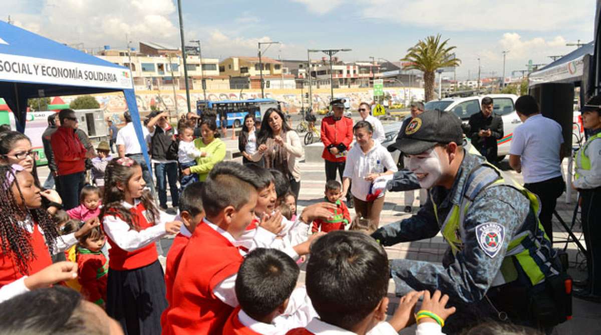 Los agentes se disfrazan de mimos para ense&ntilde;ar a los chicos la importancia de respetar la vida y las leyes. Foto: Roberto Ch&aacute;vez / El Tel&eacute;grafo