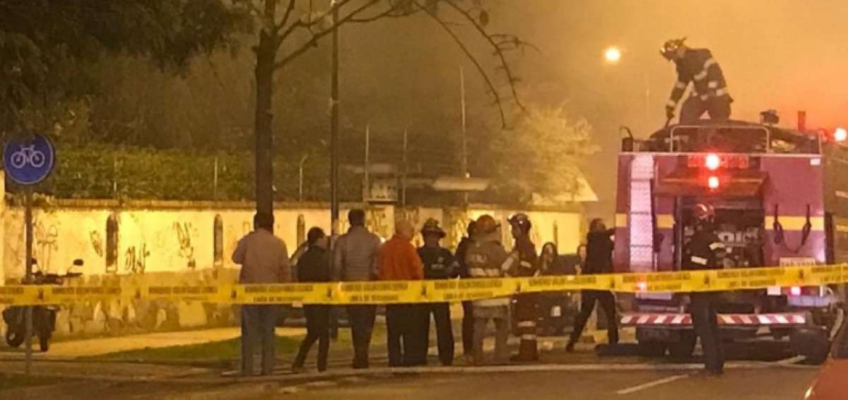 Bomberos combatieron las llamas, la noche de este mi&eacute;rcoles. 