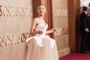 Arianna Grande, quien participó en Wicked, lució un atuendo color habano. 