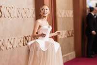 Arianna Grande, quien participó en Wicked, lució un atuendo color habano. 
