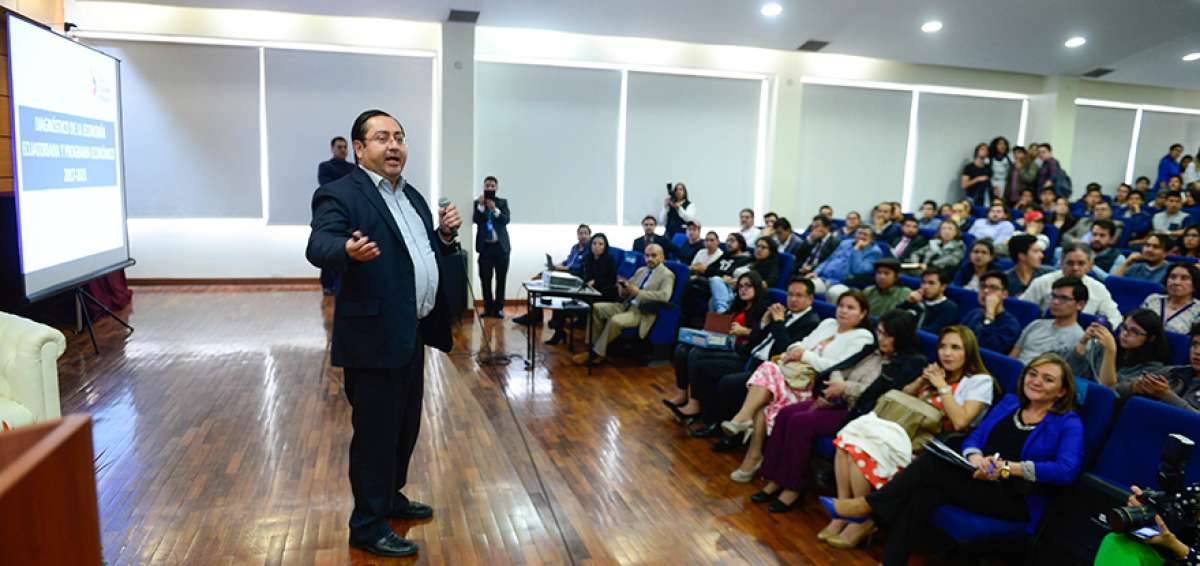 Carlos de la Torre, ministro de Finanzas, imparti&oacute; una conferencia a estudiantes de la Universidad Cat&oacute;lica.