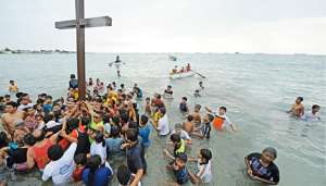 1.	La Semana Santa es una de las fechas principales para el calendario cristiano. Miles de personas escoltan las procesiones.