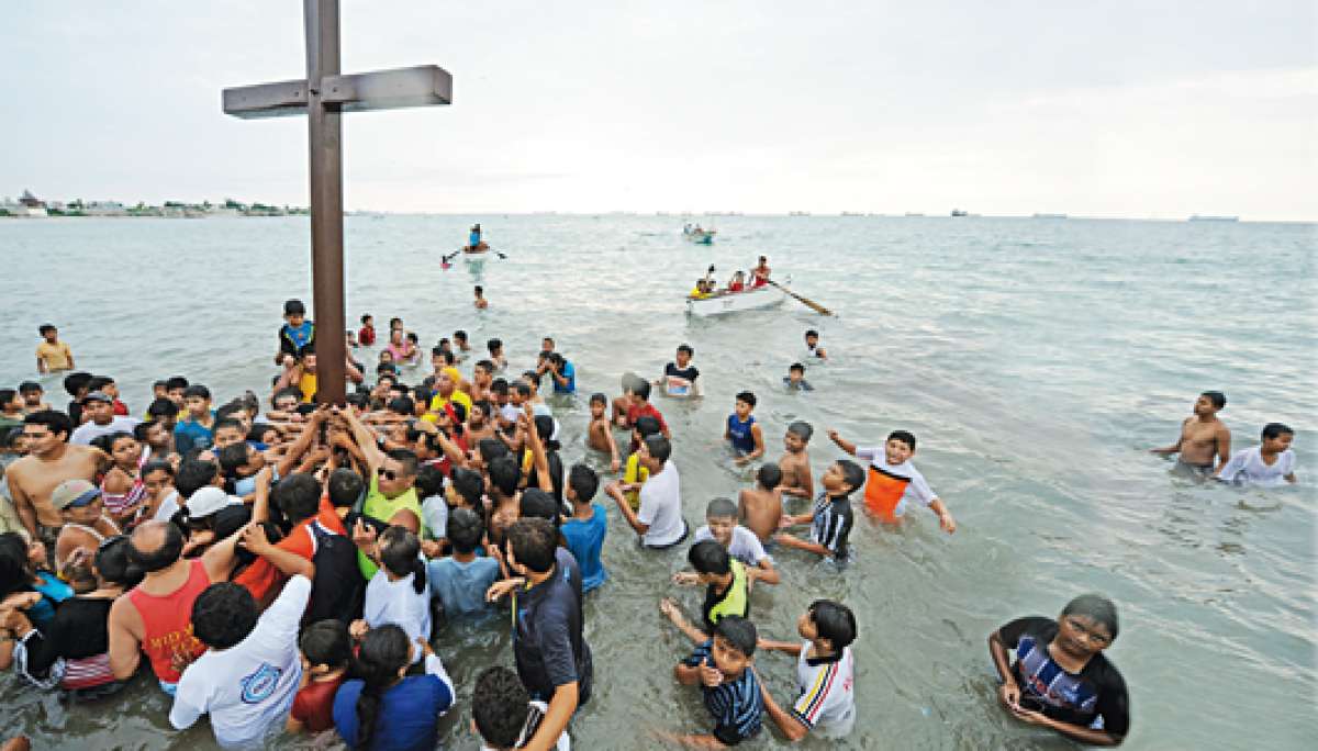 1.	La Semana Santa es una de las fechas principales para el calendario cristiano. Miles de personas escoltan las procesiones.