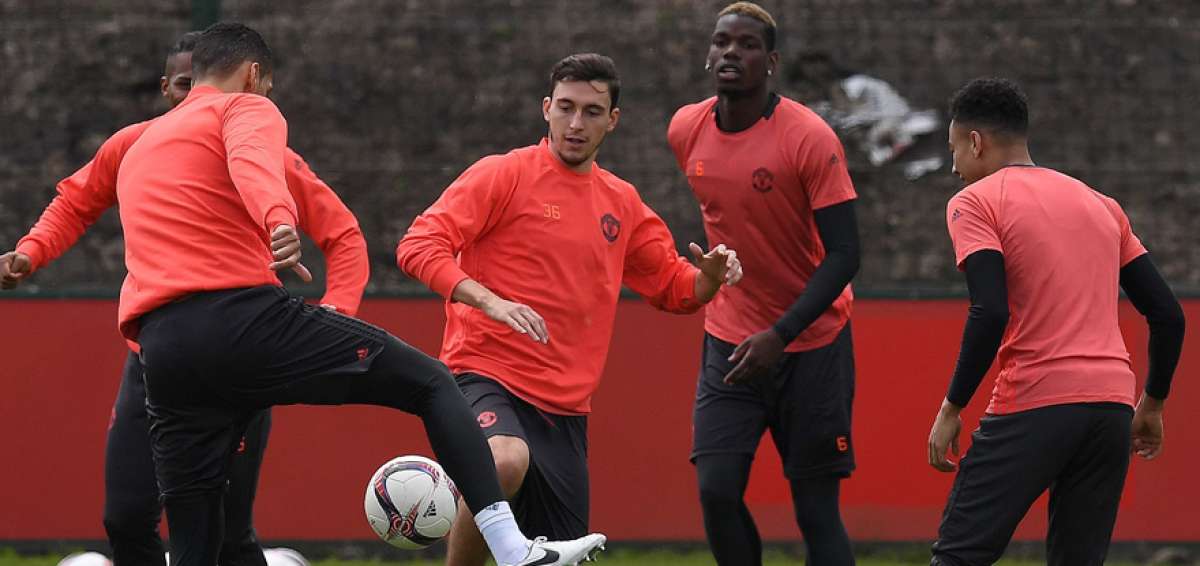 Matteo Darmian (c) disputa un bal&oacute;n con un compa&ntilde;ero en la &uacute;ltima pr&aacute;ctica del Manchester United; atr&aacute;s, Pa&uacute;l Pogba observa la jugada para integrarse.