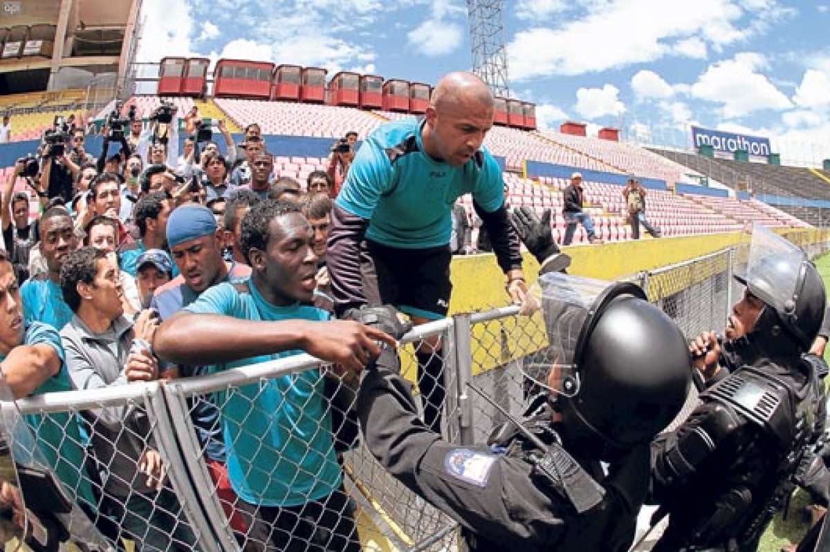 El 17 de octubre pasado, un grupo de jugadores del Dep. Quito intent&oacute; paralizar el torneo. Foto: Archivo / El Tel&eacute;grafo.