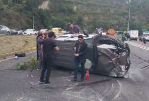 Únicamente el carril derecho de la vía, a la altura del puente de Guápulo, está habilitado para el tránsito vehicular.