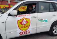 Un vehículo con el logo de Aucas campeón 2022 circula por las calles de Quito