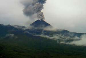 La alerta de este volcán se mantiene en naranja.