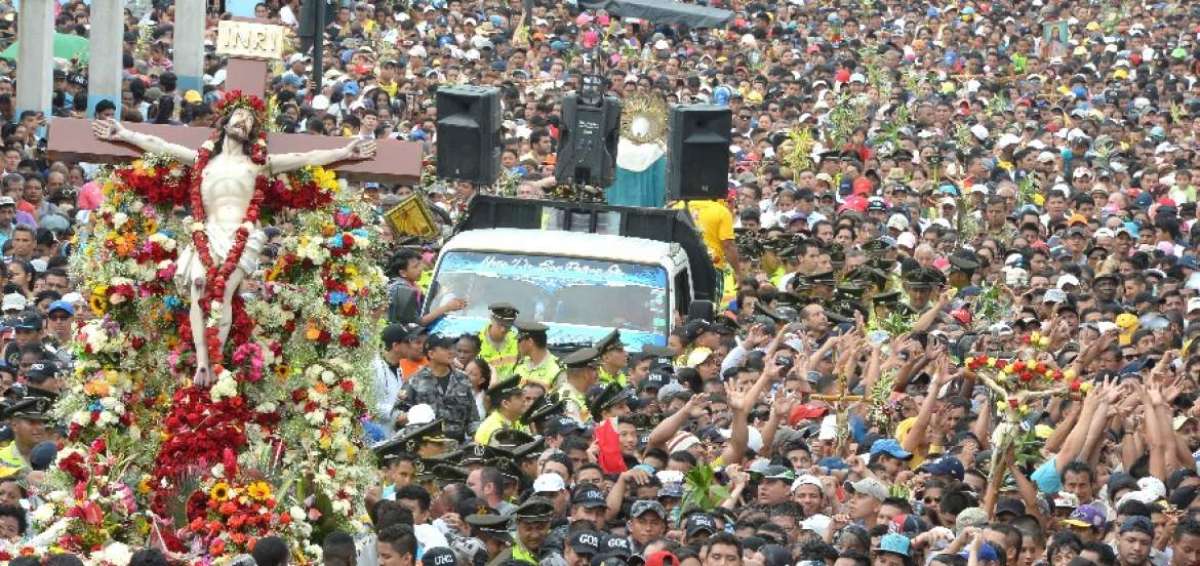 La humedad sofoc&oacute; a guayaquile&ntilde;os durante la procesi&oacute;n de Cristo del Consuelo