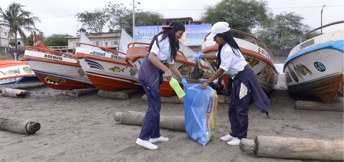 Estudiantes de las unidades educativas Playas Villamil y Rashid Torbay recogieron pl&aacute;sticos cerca de los botes  que usan los pescadores. Durante las tareas usaron guantes. Tambi&eacute;n encontraron restos de redes de pesca.