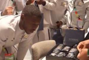 La recompensa fue posible gracias a un acuerdo comercial entre la Asociaci&oacute;n Sudafricana de F&uacute;tbol y la joyer&iacute;a estadounidense Icebox, que entreg&oacute; exclusivos art&iacute;culos de lujo a la delegaci&oacute;n africana.