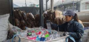Quito cuenta con cuatro centros de acopio de material reciclado, uno de ellos se ubica cerca del Parque Urbano Cumand&aacute;, en el centro de Quito. En ese espacio se recolectan al mes 50 toneladas de cart&oacute;n. El kilo de este material cuesta 0,80 centavos de d&oacute;lar.