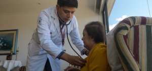El m&eacute;dico general Carlos Vega realiz&oacute; el chequeo a Pilar Cueva, el pasado lunes, en el norte de Quito.