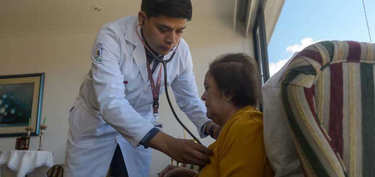 El m&eacute;dico general Carlos Vega realiz&oacute; el chequeo a Pilar Cueva, el pasado lunes, en el norte de Quito.