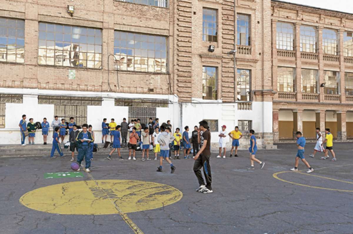 El popular y tradicional colegio quite&ntilde;o lleva forjando a generaciones de j&oacute;venes desde hace m&aacute;s de 100 a&ntilde;os. Foto: Archivo/ El Tel&eacute;grafo