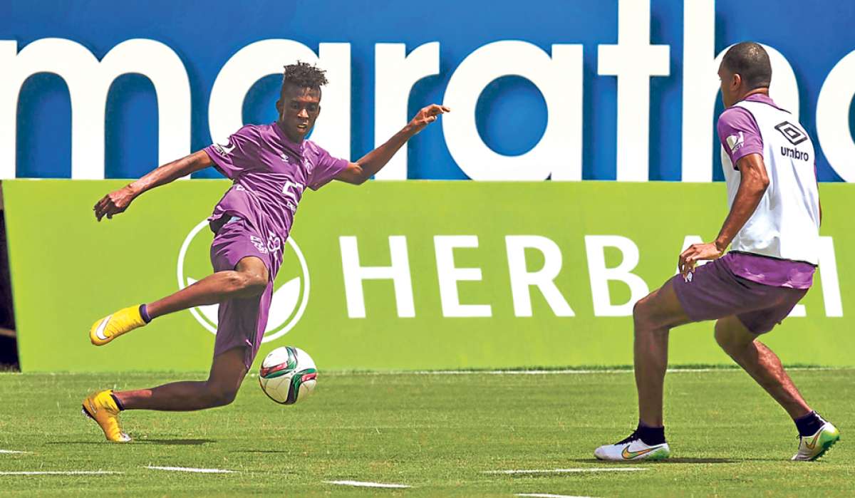Andy Casquete (izq.) durante uno de los entrenamientos del primer plantel de Liga de Quito, que decidi&oacute; no alinearlo mientras dure la investigaci&oacute;n. Foto: John Guevara / El Tel&eacute;grafo