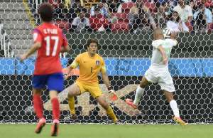 Islam Slimani abri&oacute; la goleada para los africanos ante Corea del Sur. Foto: AFP