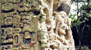 Las estelas son piezas talladas en piedra, de formato vertical y acompa&ntilde;adas por un altar; mientras los paneles son estructuras cuadradas o rectangulares. Foto: Internet
