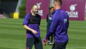 Iniesta recibe el alta y estar&aacute; disponible para duelo ante Par&iacute;s SG