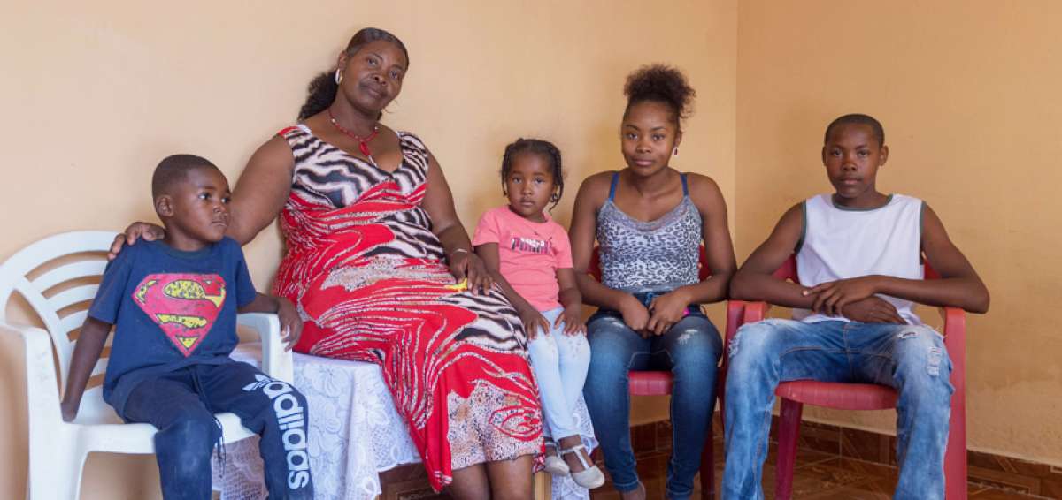 Familiares de la subcampeona mundial, Poleth M&eacute;ndez: Mill&aacute;n, Mar&iacute;a S&aacute;nchez (rojo), Damaris, y los hermanos de la medallista, Ana&iacute;s y Enver.  