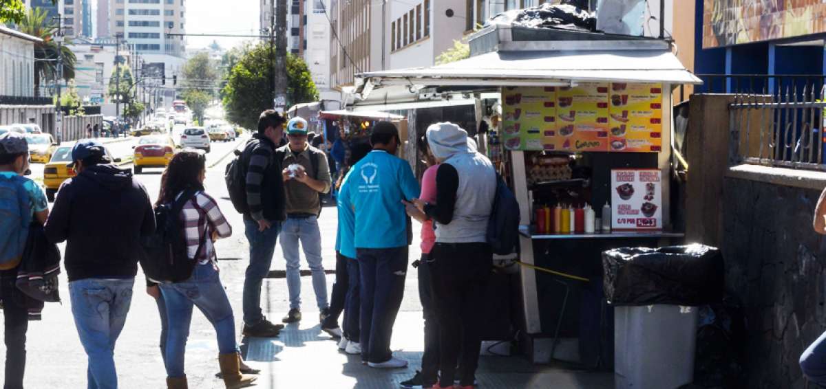 En los exteriores de la Universidad Polit&eacute;cnica Salesiana (UPS) los estudiantes consumen hamburguesas desde las primeras horas de la ma&ntilde;ana.