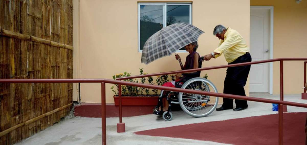 Ramona Calle recibi&oacute; ayer su casa con medidas de accesibilidad, como una rampa para que pueda entrar con su silla de ruedas.