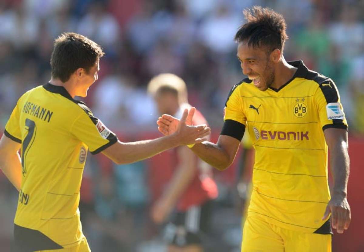 Pierre-Emerick Aubameyang (d) sell&oacute; la victoria 4-0, ayer ante el Ingolstadt, en partido correspondiente a la segunda fecha de la Bundesliga alemana. Foto: AFP 