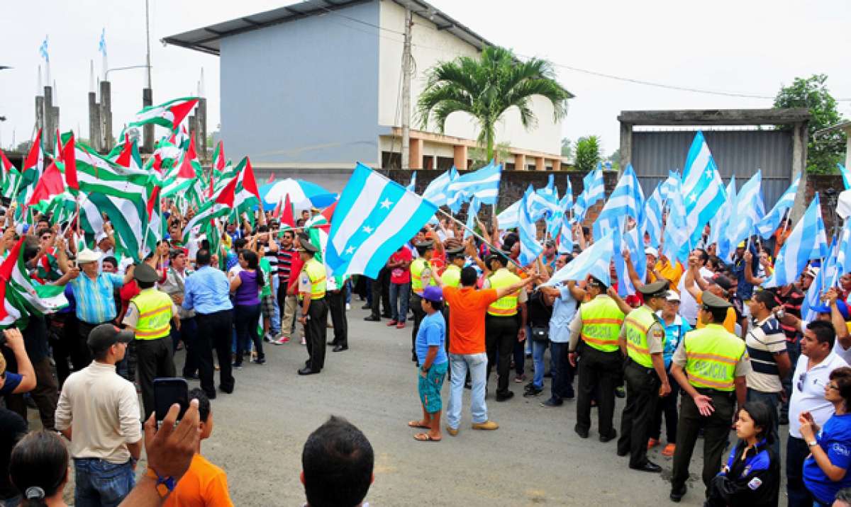 Grupos pro Manab&iacute; y Guayas se aglutinaron el domingo en los exteriores del centro social Daniel Comboni. Foto: CORTES&Iacute;A PREFECTURA DEL GUAYAS