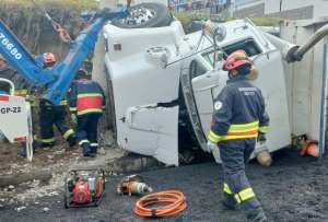 Una persona resultó herida tras el volcamiento de una volqueta